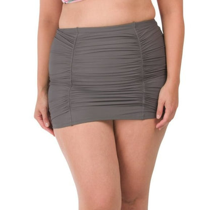 Stay stylish and comfortable at the beach or poolside with the RAISINS CURVE Plus Costa Ruched Swim Skirt. Made with a blend of durable and stretchy fabric, this skirt features a ruched design that flatters your figure and provides a comfortable fit.